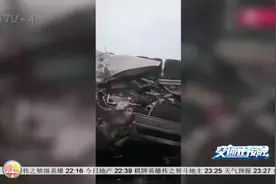 滨海大道突发车祸，轿车车头受损严重，现场散落一地零件！