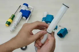 马桶坐便器配件进水阀拆解教学，找到防倒流装置