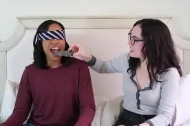 俩妹子挑战“你往我嘴里塞了什么！！”