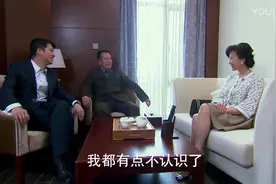 影视：服务员用100块帮总裁挽回500万的骗局 总裁当场下跪求婚！视频封面