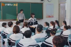 灰姑娘转入新学校，不料老师安排她坐在了学霸的旁边，缘分来了视频封面