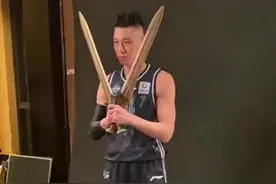 帅到炸！林书豪持剑拍造型视频封面