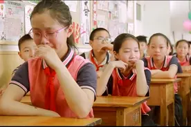 一群六年级毕业生，哭着不想分开！视频封面