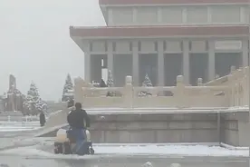 北京突降暴雪，看天安门广场如何清理，令人骄傲的中国速度！视频封面