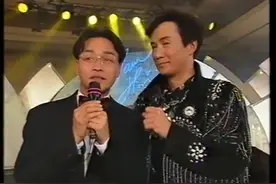 这首歌教会你怎么做人！《 沉默是金》许冠杰 张国荣 合唱现场视频封面