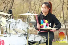 年轻女老师架子鼓演奏的沙漠骆驼，神木杏花滩不再宁静了