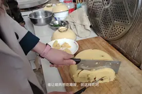 妯娌俩在家做豌豆馅，买了8块钱的豆做了两盆，婆婆说好吃又划算