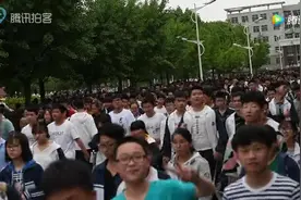 航拍高考镇2万学生放学壮观场面，每天上演三次，10分钟消失视频封面