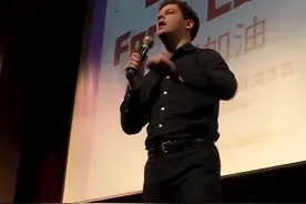 美国小伙杰西卡在美国办脱口秀，筹款支援武汉视频封面