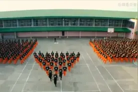 能想象500名囚犯齐跳迈克尔杰克逊舞蹈吗，这阵势太壮观！