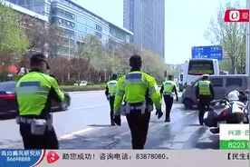 行人马路中间来回穿梭 交警频繁接到投诉 一看监控吓一跳视频封面
