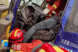 聊城：两货车追尾驾驶室严重变形，后座驾驶员被困车内，情况危急视频封面