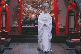 绝世美人大婚之日，身穿一袭银白色婚服，容貌瞬间惊艳众人！视频封面