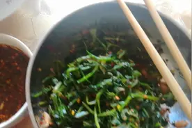 凉拌干芹菜，是一种很好吃的野菜，还有降血压的作用，你吃过吗？