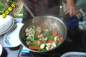 蘑菇怎样炒又鲜又没菌腥味，老妈妈教你小技巧，4分钟炒一大盘