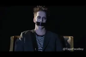 达人秀：嘴被胶带粘住的奇怪男子演绎另类幽默，现场观众狂笑不止视频封面