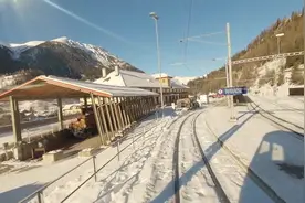 瑞士萨梅丹，火车第一视角，这是我见过最美的风景，满山的雪景