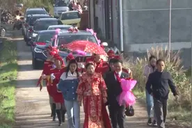 湖南一老板结婚，新娘打扮像皇后，有车不坐，走路进家好霸气视频封面