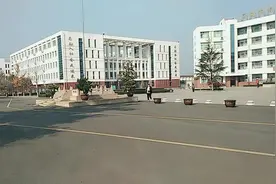 理工学校一中午维修了4台电脑，来到校园有种回到学生时代的感觉视频封面