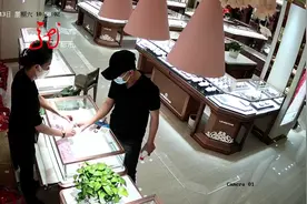 周末没事逛逛街 男子试戴金项链觉得挺好看 趁人不备转身就跑视频封面
