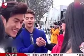 想不到宋茜在外国都大受欢迎，出门伴随一大波粉丝_视频封面