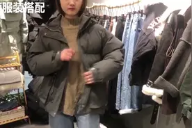 黑色羽绒服加上牛仔裤，这样搭配超好看，方便又实用视频封面