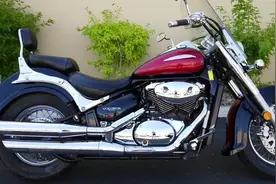 铃木VL800入侵者。20年前的老车型了，不过发动机非常经典。视频封面