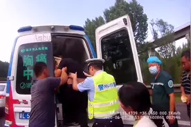 两车追尾致司机受伤 高速交警开辟“生命通道”护送伤者就医视频封面