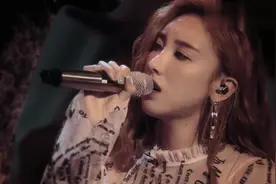 港妹许靖韵携单曲《事与愿违》，被天使吻过的嗓音，全场迷离陶醉视频封面