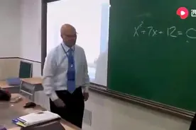 美国教授讲解美国大学方程式，被中国中学生秒解，场面一度很尴尬视频封面