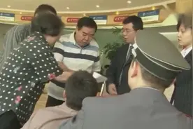 影视：农民工没带身份证去银行取钱没想竟被扣押了所长带人去解救视频封面