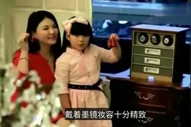 44岁李湘近照曝光，穿贵妇装现身网红店，带三人跟拍气场十足视频封面