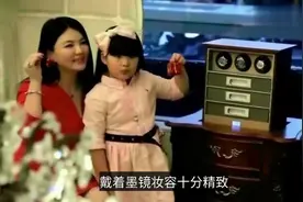 44岁李湘近照曝光，穿贵妇装现身网红店，带三人跟拍气场十足视频封面
