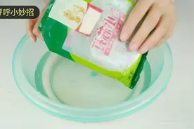 年轻小伙却两鬓斑白，教你健康又安全的方法，白发想不黑都难