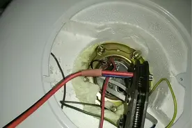 大姐家的电热水器指示灯不亮，小伙分析检查花了2块钱成功修复。视频封面