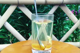在山上摘一把金银花配上蜂蜜自制一杯金银花蜂蜜水，解暑又止渴。视频封面