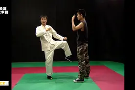 街头自卫术24：蒙眼踢裆，弱小者防身击敌绝招，很简单有效