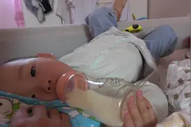 一岁萌宝晚上睡觉前，必须要喝奶，不喝奶不睡觉，这孩子真奇怪！视频封面