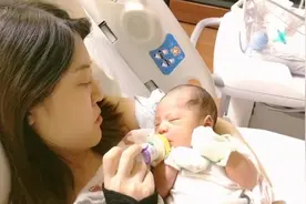 新手妈妈给刚出生宝宝喂奶粉，这一幕感动了很多人，心都要融化了视频封面