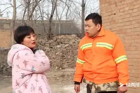 环卫打扫卫生，无意弄脏美女鞋被逼着跪下舔净，结局美女下跪视频封面
