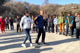 大爷和美女跳鬼步舞《酒醉的蝴蝶》健身又娱乐，好听好看引围观