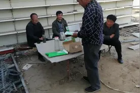 大哥和二哥在一起太搞笑，拿回来支付码要贴到人家对门商店里去视频封面