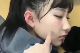 上课时候女同桌睡着了，我就偷偷拍了她，女孩子熟睡的样子好美噢视频封面