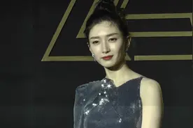江疏影星光裙亮相红毯，真是肤白貌美大长腿啊！视频封面