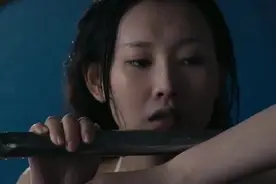 美女在泳池游泳，突然被不明物体拽进水里，结果悲剧了视频封面