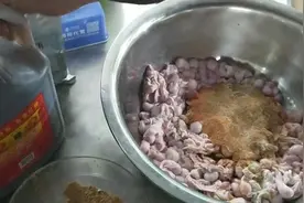 烧烤羊外腰皮，羊蛋皮，羊睾丸皮的腌制配料和烧烤制作过程