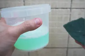 瓷砖发黄发黑，不需要用力刷洗！5分钟轻松去除瓷砖顽固污垢！视频封面