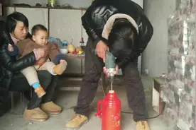 热水瓶塞子打不开，用了好多方法不行，最后小龙用上了手电钻视频封面