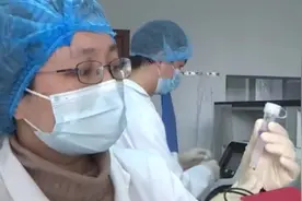 疫情来袭，美国到底给了多少帮助？华春莹刚予以回应