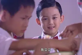 影视：小少爷打翻同学盒饭，被老师用鞭子抽，得知原因老师哭了视频封面